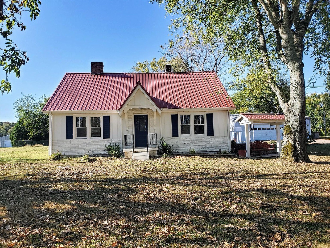 The original 1940s farmhouse before renovation